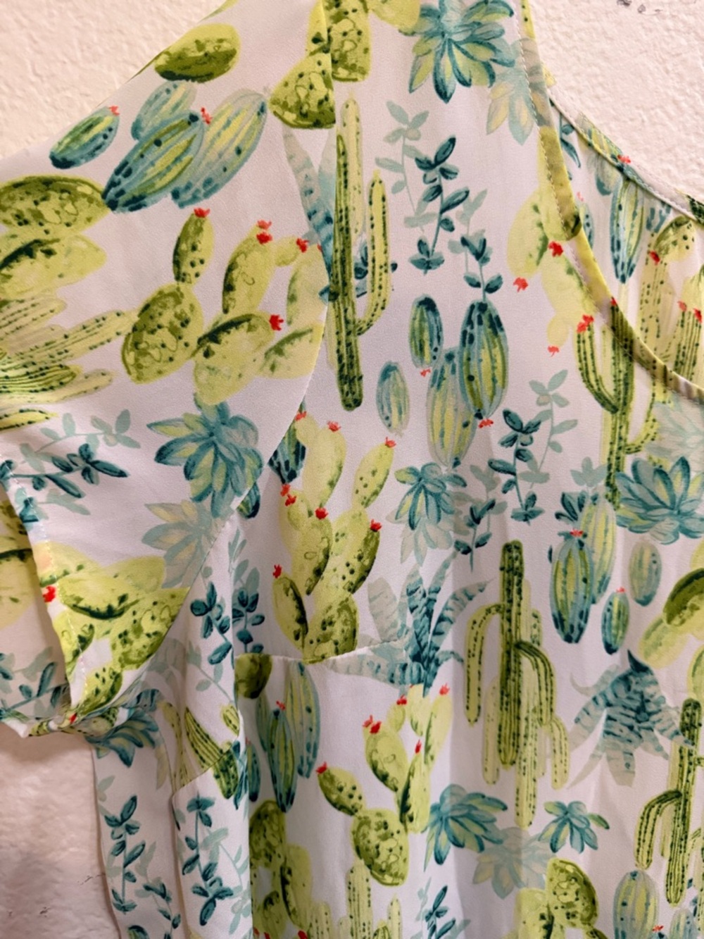 Torrid Green Cactus Print Flutter Sleeve Blouse Size 1 - Picture 4 of 12